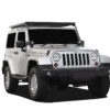 Kit galerie Slimline II Extrême monté sur Jeep Wrangler, conçu pour le tout-terrain. Plateforme robuste et modulable, idéale pour transporter du matériel d’aventure et d’expédition.