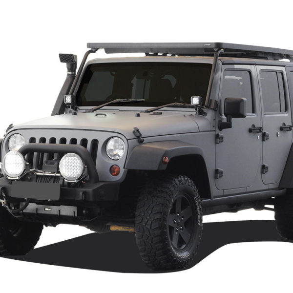 Kit galerie Slimline II extrême monté sur une Jeep Wrangler JK, comprenant un plateau robuste, des fixations renforcées et un déflecteur de vent, conçu pour le transport d’équipements en conditions extrêmes.