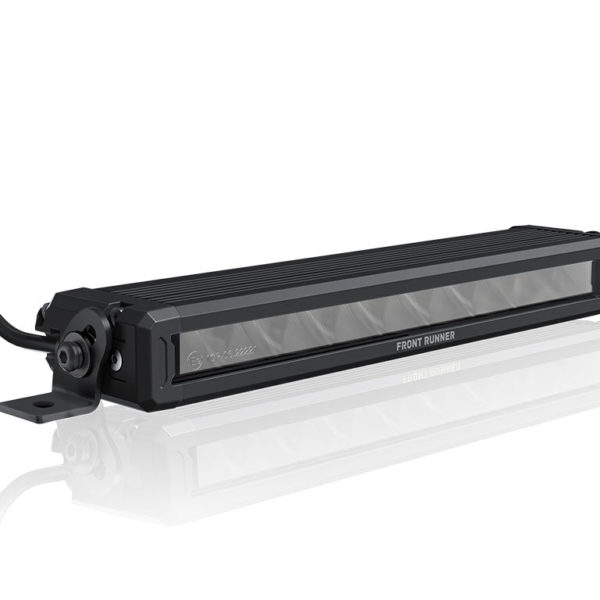 Barre lumineuse LED 10'' haute performance, 1500 lumens et faisceau de 37m. Certifiée ECE, idéale pour route et hors route. Technologie OSRAM, gestion thermique et protection contre la surtension pour une durabilité maximale. Garantie 5 ans.**