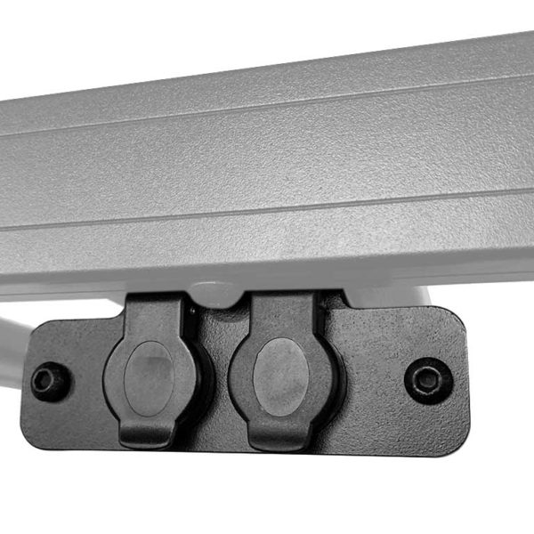 Voici une courte description pour ce produit : **Point d'alimentation sur le toit pour galerie Front Runner, permettant de connecter facilement des accessoires 12V. Résistant aux intempéries, facile à installer et pratique pour alimenter vos lumières et autres accessoires.**