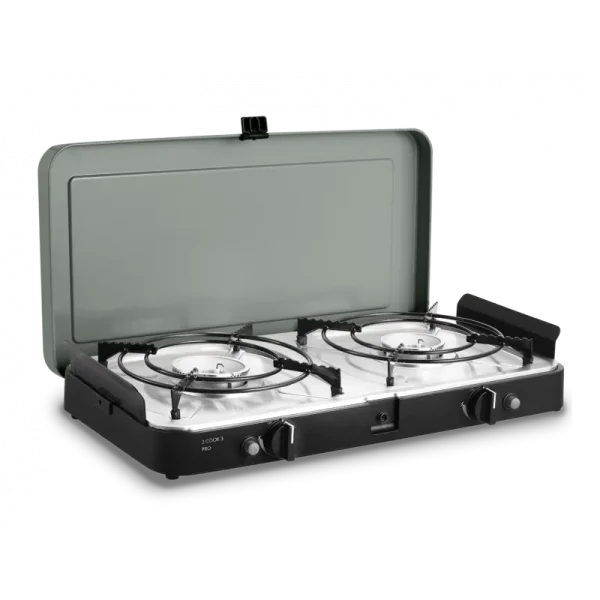Cuisinière légère à 2 brûleurs le stove pro de chez cadac , idéale pour le camping. Allumage automatique, pieds antidérapants, pare-brise et sac de transport inclus. Pratique et sécurisée.
