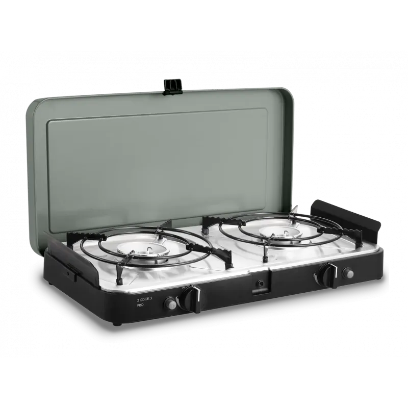 Cuisinière légère à 2 brûleurs le stove pro de chez cadac , idéale pour le camping. Allumage automatique, pieds antidérapants, pare-brise et sac de transport inclus. Pratique et sécurisée.