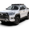 Kit galerie Slimline I pour Toyota Hilux Revo Extended Cab, conçu pour augmenter la capacité de chargement du toit avec un plateau Slimline et des foot rails à profil bas. Parfait pour les aventuriers et les utilisateurs ayant besoin de transport supplémentaire