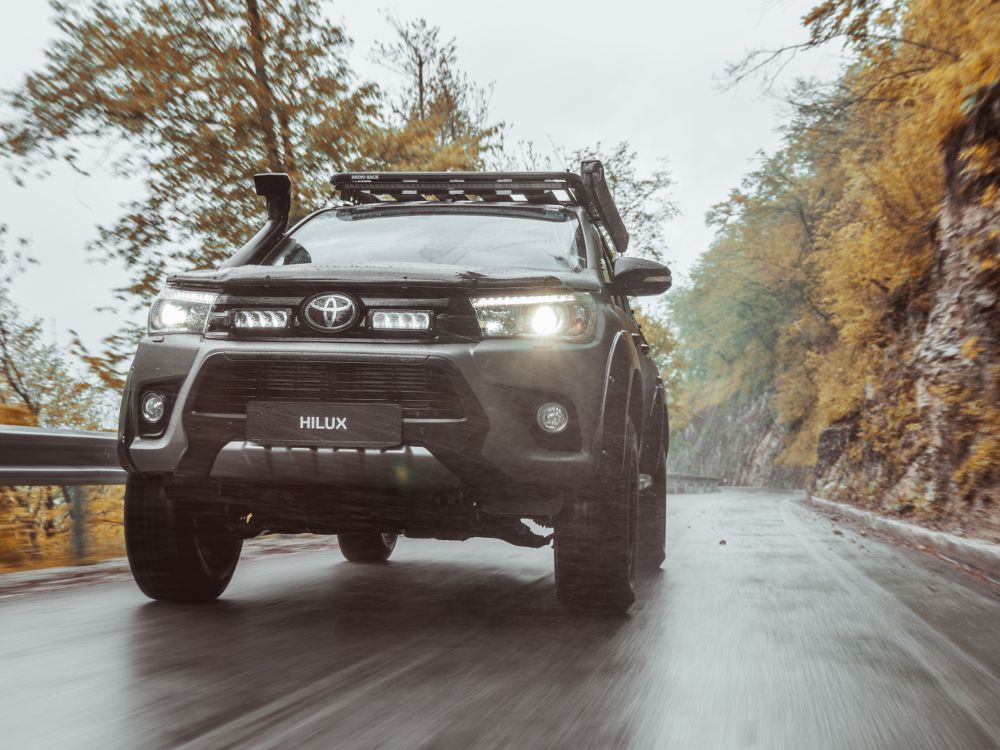 Kit éclairage calandre LED Toyota Hilux (2017–2020) – Triple-R 750 – Image 1