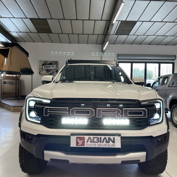 "Ford Raptor blanc personnalisé, équipé sur mesure avec des finitions haut de gamme, offrant un style unique et des performances exceptionnelles."