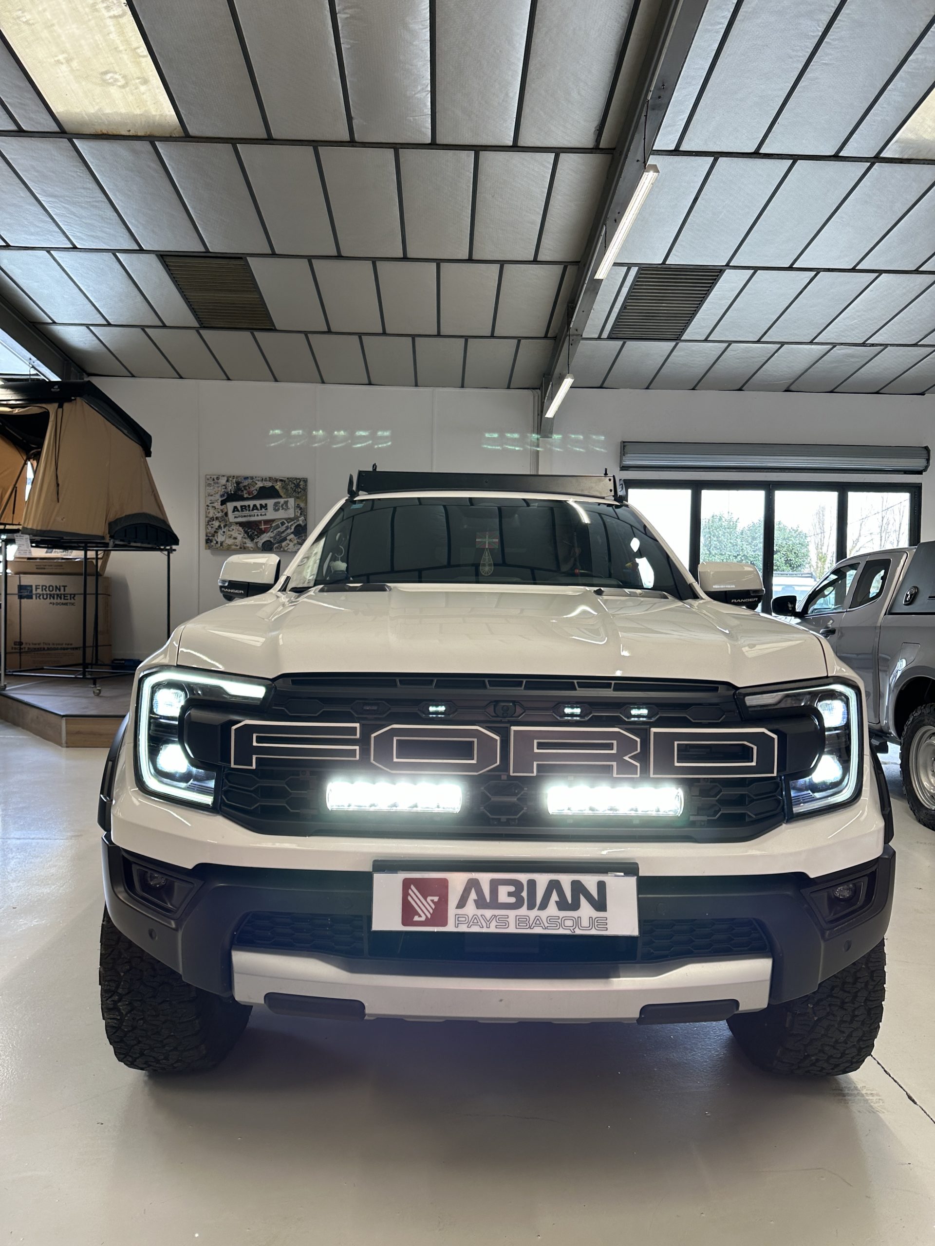 Photo 19-01-2024 14 09 51 "Ford Raptor blanc personnalisé, équipé sur mesure avec des finitions haut de gamme, offrant un style unique et des performances exceptionnelles."