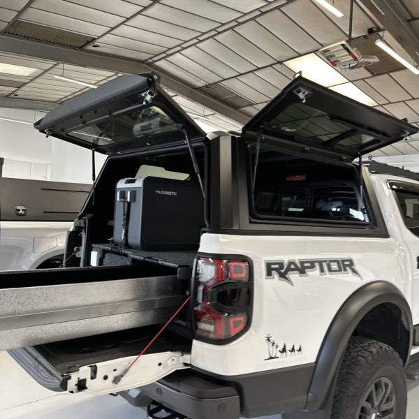 **Hardtop RSI SmartCap EVOs Sport - Ford Ranger 2023+ Double Cab Noir Mat** Le **RSI SmartCap EVOs Sport** est un hardtop premium conçu pour le **Ford Ranger 2023+ Double Cab (EU)**. Fabriqué en acier inoxydable durable, il offre une protection optimale tout en ajoutant un style sportif grâce à sa finition noir mat. #### Caractéristiques clés : - **Matériaux robustes** : Acier inoxydable résistant à la corrosion et aux conditions extrêmes. - **Modularité totale** : Panneaux amovibles pour un accès pratique à la benne. - **Accessoires compatibles** : Adapté aux barres de toit, supports et équipements professionnels. - **Esthétique premium** : Finition noir mat élégante et moderne. - **Sécurité avancée** : Système de verrouillage fiable pour vos équipements. - **Étanchéité garantie** : Protection contre la poussière, l’eau et les éléments extérieurs. #### Avantages : Le RSI SmartCap EVOs Sport améliore la polyvalence de votre véhicule, que ce soit pour des activités professionnelles ou des aventures tout-terrain. Il combine style, durabilité et praticité, répondant à vos besoins de stockage et de protection dans toutes les situations. Ce hardtop haut de gamme transforme votre Ford Ranger en un véhicule encore plus performant et fonctionnel, prêt à affronter toutes les épreuves avec élégance.