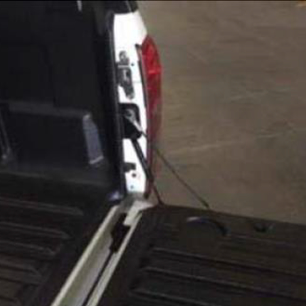 Alternative view of Aide à  l'ouverture de la porte arrière benne Isuzu D-Max