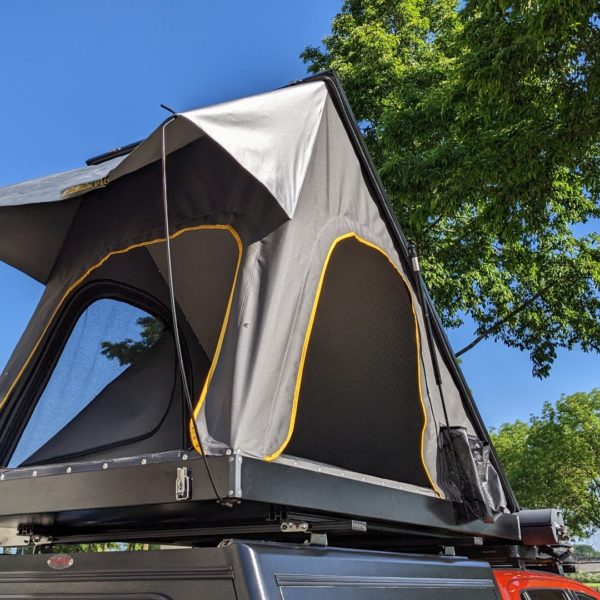 Vue de la tente de toit Quick Pitch AERO montée sur un véhicule, mettant en valeur son design élégant et épuré. Parfaite pour les aventuriers, elle offre un confort optimal et une installation rapide, idéale pour des escapades en pleine nature