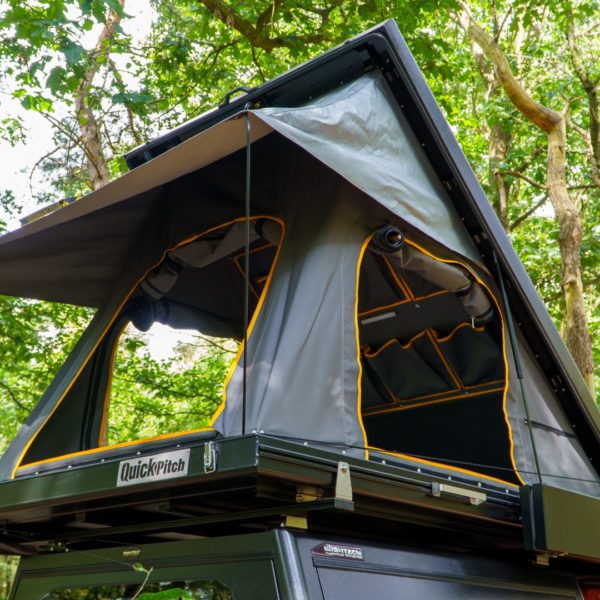 Tente de toit Quick Pitch, conçue pour offrir un hébergement confortable et pratique lors de vos aventures en plein air. Facile à installer, elle garantit une protection contre les intempéries et un espace de repos sécurisé, tout en maximisant l’espace disponible sur le toit de votre véhicule. Parfaite pour les campeurs et voyageurs en quête de confort et de simplicité.