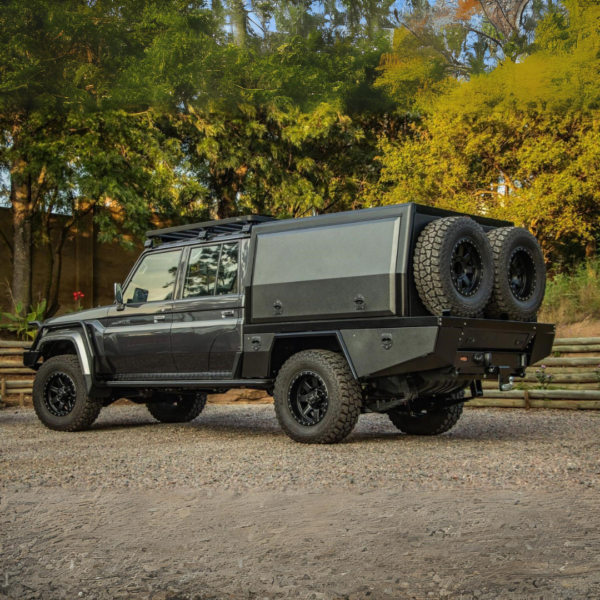 Le plateau australien Bushtech pour Toyota Landcruiser 79 Double Cabine est une solution robuste et pratique pour les utilisateurs à la recherche d'un espace de chargement supplémentaire. Ce plateau est spécialement conçu pour s’adapter parfaitement au Toyota Landcruiser 79, offrant ainsi une capacité de transport optimale. Fabriqué en matériaux de haute qualité, il assure une durabilité exceptionnelle même dans les conditions les plus difficiles. Grâce à son design modulaire, il permet une installation facile et une personnalisation selon vos besoins. Que ce soit pour les professionnels ou les amateurs de tout-terrain, ce plateau est conçu pour offrir un espace de stockage sécurisé et polyvalent.