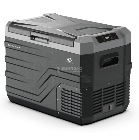 BLIZZ-E ONE : la glacière portable idéale pour toutes vos aventures. Performante et compacte, elle réfrigère ou congèle de -20°C à +20°C, avec alimentation 12V ou 220V. Disponible en plusieurs tailles, elle offre un écran LED intuitif, des modes Fast & Éco et une conception robuste pour une utilisation optimale en voyage. 🚀