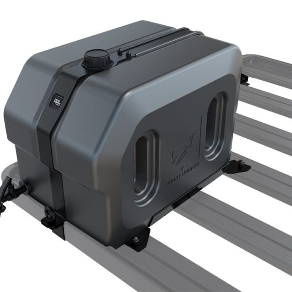 Le réservoir d'eau Pro 42L Front Runner est conçu en polyéthylène alimentaire sans BPA. Avec une capacité de 42 litres, il inclut un robinet en acier verrouillable, un raccord BSP 1/2" et un support de montage amovible. Idéal pour les expéditions tout-terrain, il assure une installation rapide et une utilisation pratique.