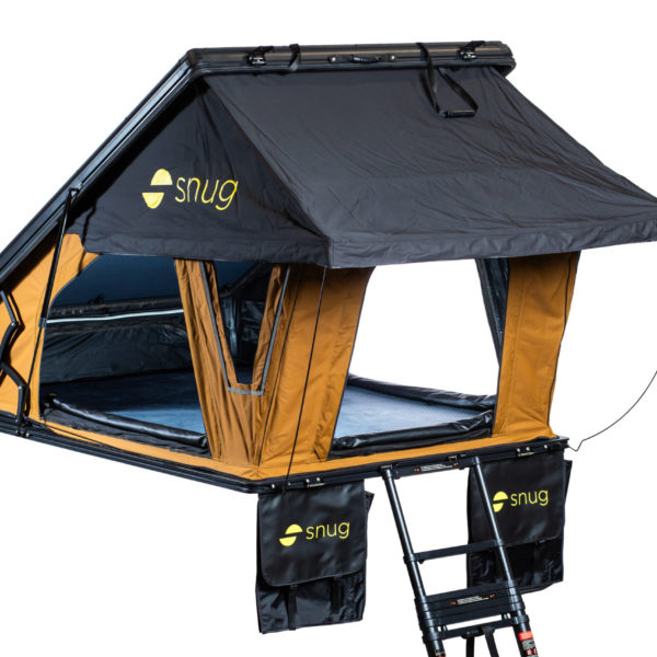 Tente de toit Snug jura rigide en aluminium, avec une toile polycoton imperméable, un matelas mémoire de forme et un système d’ouverture à pantographe. Idéale pour vos aventures en plein air.