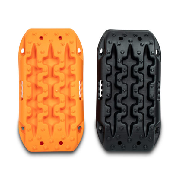 Plaque de désensablage 55 cm vendu par paire, disponible en orange ou noir. Résistante, elle supporte jusqu’à 10T et résiste de -30°C à 60°C. Poignées ergonomiques et trous de fixation pour plus de sécurité.