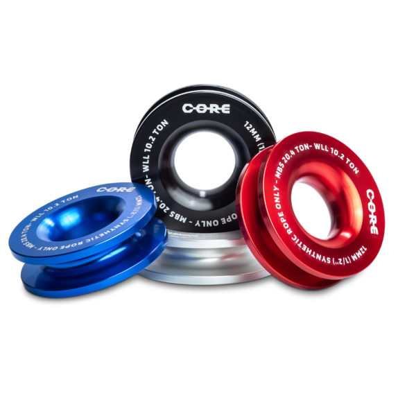 La poulie de renvoi pour corde synthétique - 98 mm allie légèreté, robustesse et sécurité. Fabriquée en aluminium 6061, elle supporte jusqu'à 20,4 tonnes et accepte des cordes jusqu'à 12 mm de diamètre. Son design innovant garantit un fonctionnement fluide, idéal pour les applications de traction et de levage. Parfaite pour les professionnels et passionnés en quête de performance et de fiabilité.