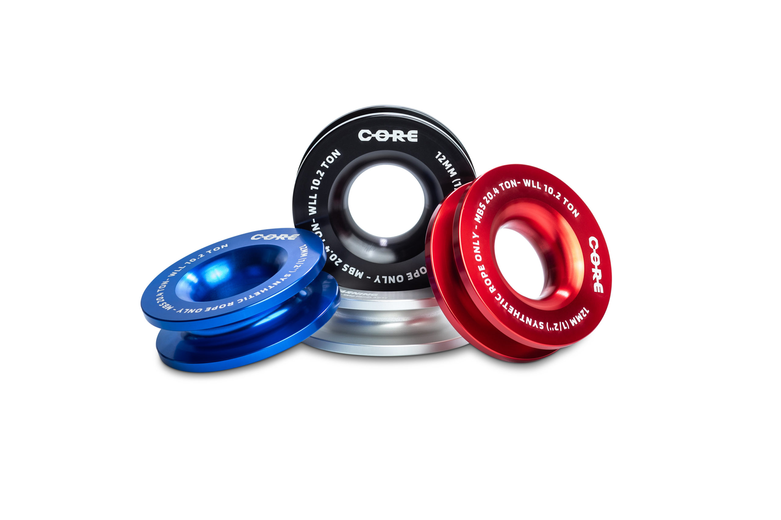 La poulie de renvoi pour corde synthétique - 98 mm allie légèreté, robustesse et sécurité. Fabriquée en aluminium 6061, elle supporte jusqu'à 20,4 tonnes et accepte des cordes jusqu'à 12 mm de diamètre. Son design innovant garantit un fonctionnement fluide, idéal pour les applications de traction et de levage. Parfaite pour les professionnels et passionnés en quête de performance et de fiabilité.