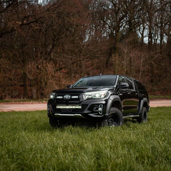 Kit de montage de pare-chocs barre LED Lazer Toyota Hilux (2017-2020) Triple-R 16 Elite