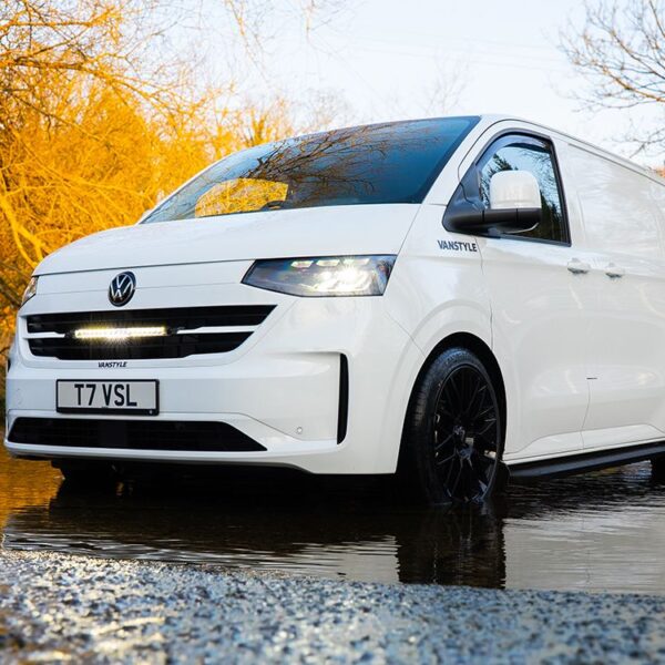 Alternative view of KIT MONTAGE LINEAR 18 CALANDRE VW T7 2025+