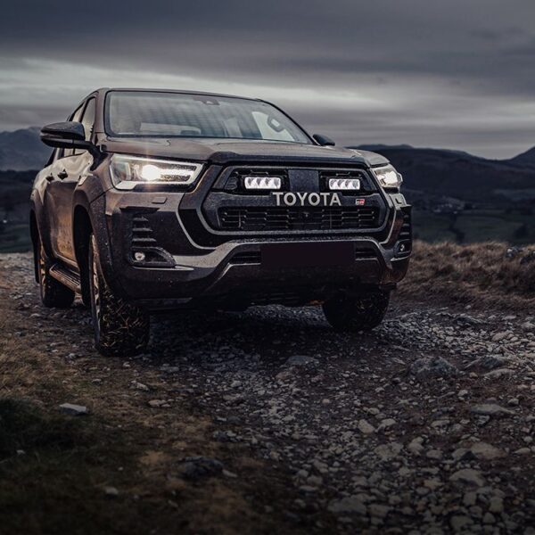 Alternative view of KIT MONTAGE RRR4 CALANDRE TOYOTA HILUX GR SPORT 2023+