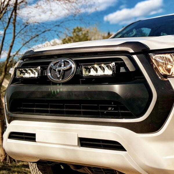 Alternative view of KIT MONTAGE RRR4 & LINEAR 6 CALANDRE TOYOTA HILUX 2021+