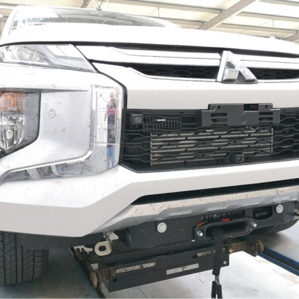 Alternative view of PLATINE TREUIL PC ORIGINE MITSUBISHI L200 2019+