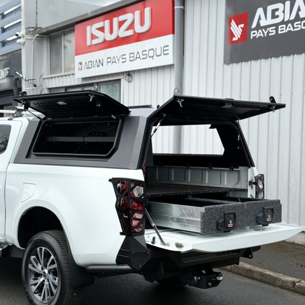 Alternative view of Hardtop fermé (sans vitre) aluminium noir Isuzu D-Max Space Cab 2020+
