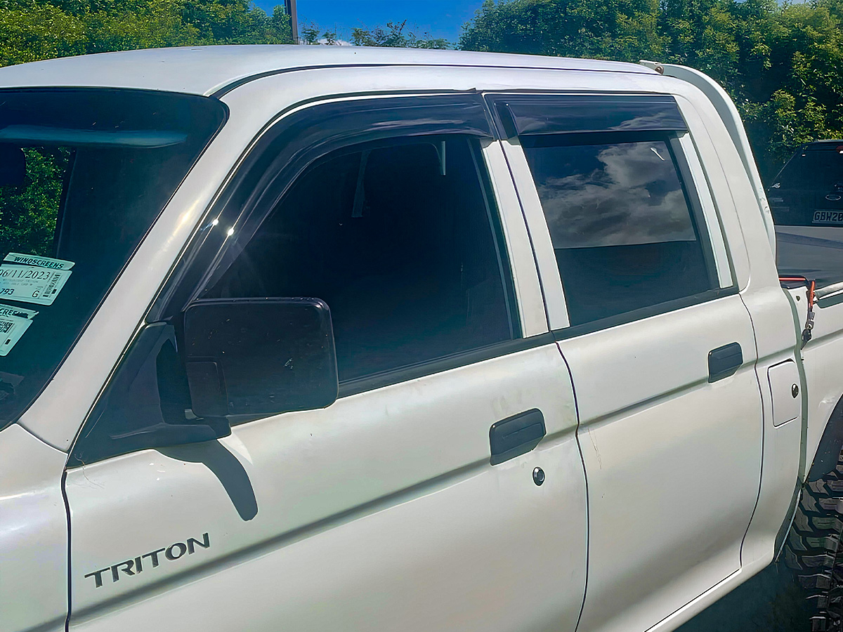 Jeu 4 déflecteurs vitre avant et arrière Mitsubishi L200 K74 1997-2006