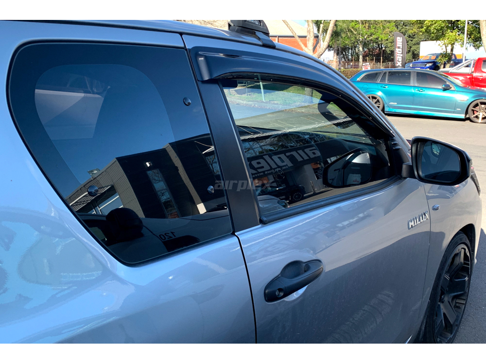 Jeu 2 déflecteurs de vitre avant Hilux Revo simple et Xtra cabine - montage collé – Image 2