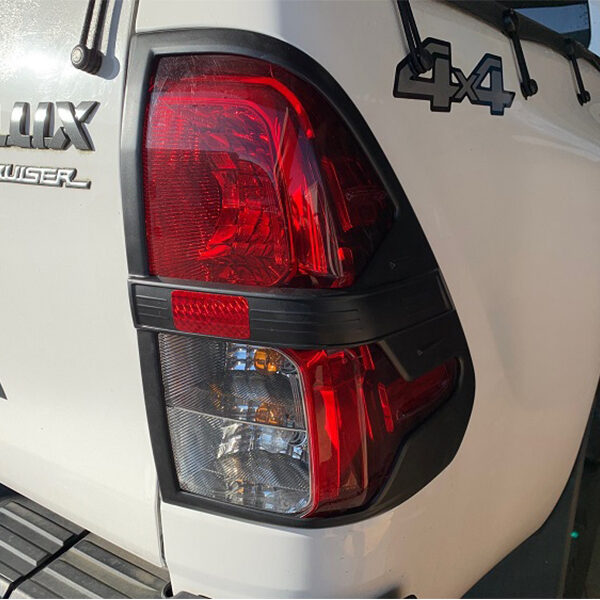 Alternative view of PROTECTION FEUX AR NOIR HILUX REVO
