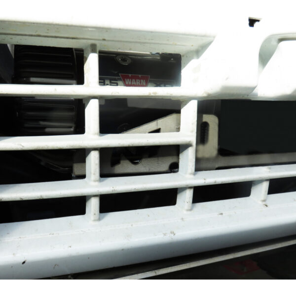 Alternative view of Platine de treuil intégrée au pare-chocs d'origine pour Mitsubishi Pajero IV après 2007