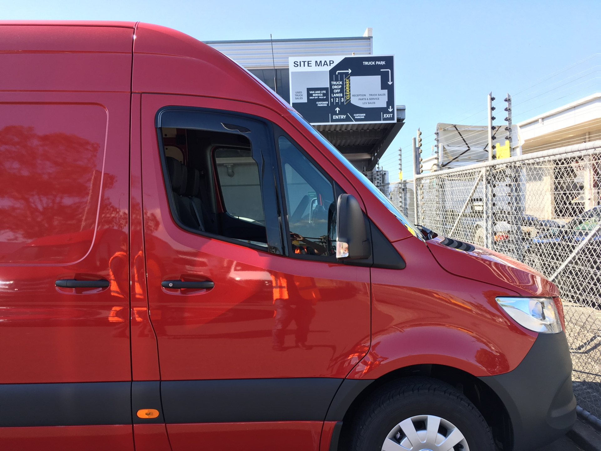 Jeu 2 déflecteurs de vitre avant Sprinter W907 - montage collé – Image 3