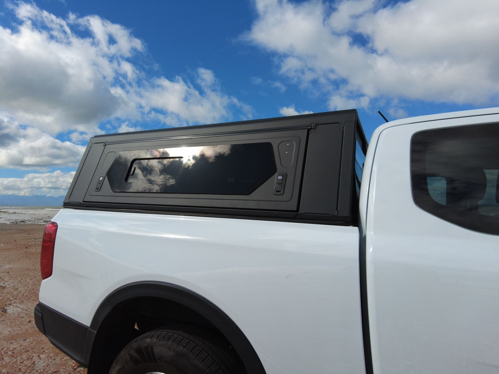 Hardtop Contour noir/ lisse avec fenêtre latérale pour Ford Ranger 2012-2022 Extra-Cab Alu-Cab