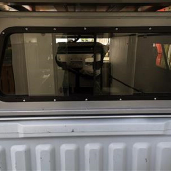 Fenêtre coulissante a l'avant pour hardtop Explorer Alu-Cab
