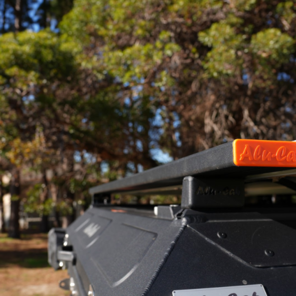 Paire barres de toit transversales 1250mm Alu-Cab - capuchons oranges