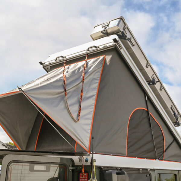 Alternative view of "Toit ouvrant Alu-Cab ""Icarus"" pour Land Rover Defender blanc"