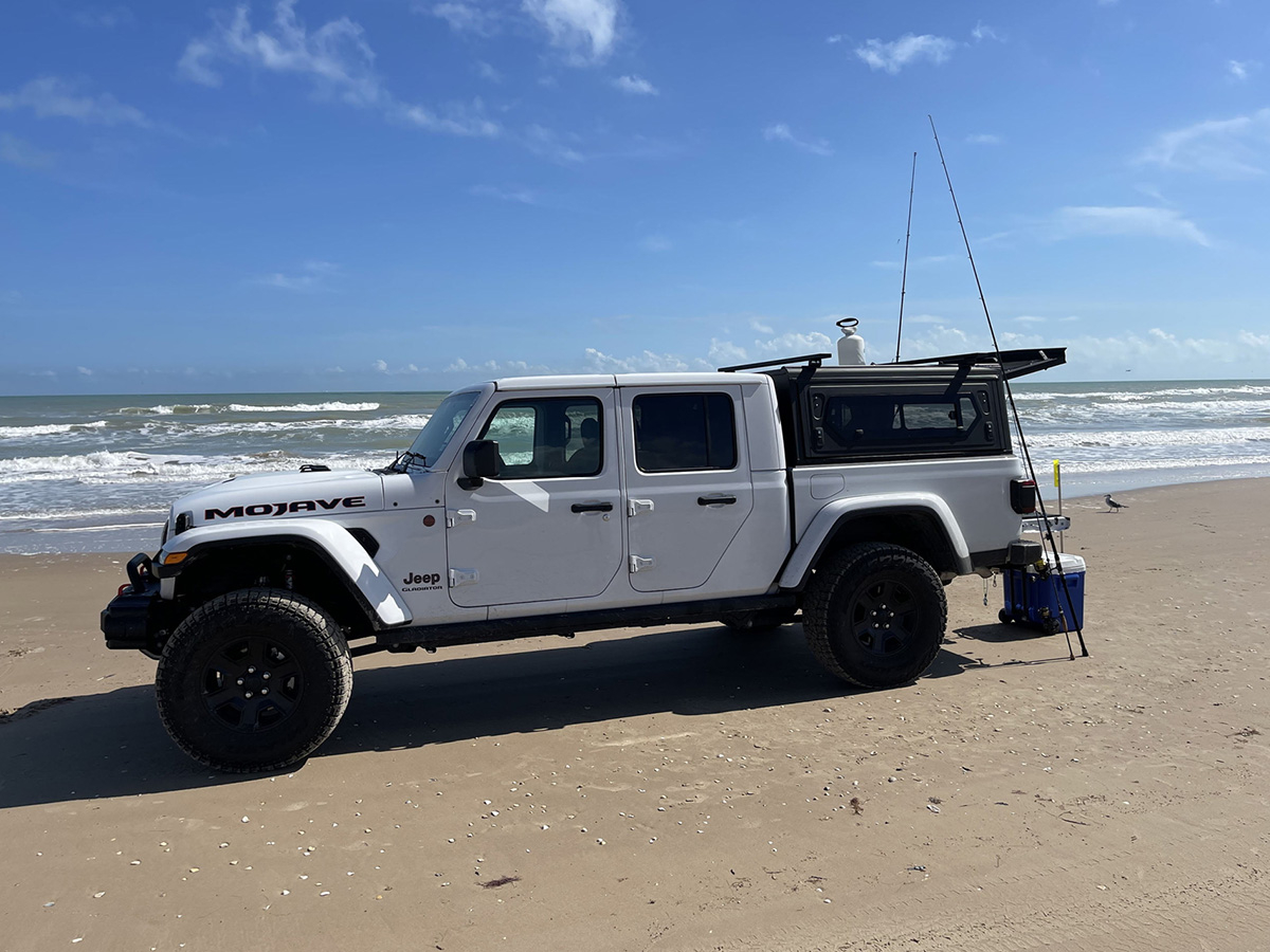 Hardtop Contour noir/ lisse avec fenêtre latérale pour Jeep Gladiator 2019+ Alu-Cab – Image 13