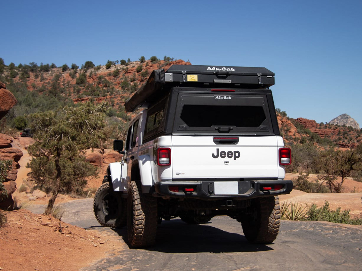 Hardtop Contour noir/ lisse avec fenêtre latérale pour Jeep Gladiator 2019+ Alu-Cab – Image 14