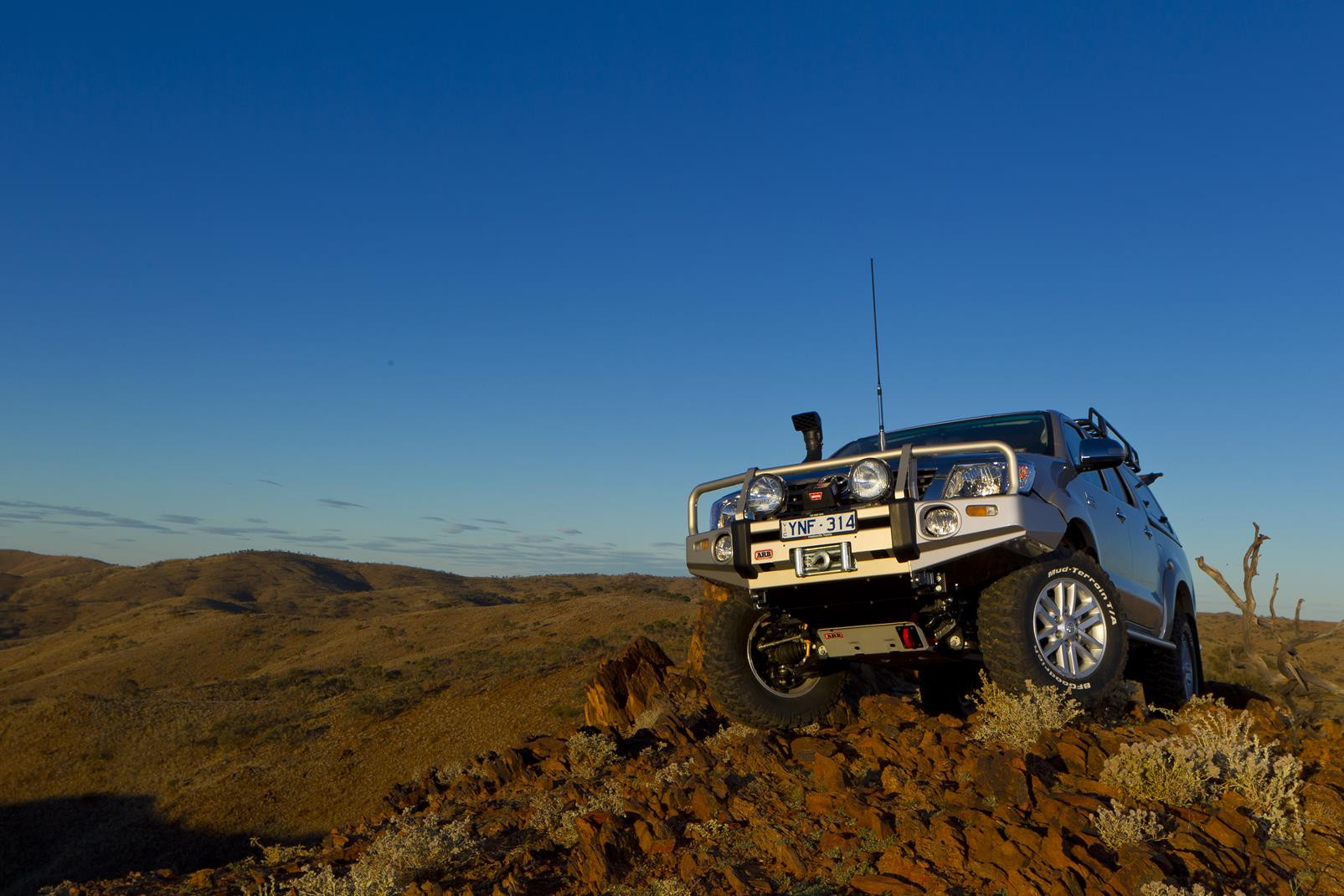 W/BAR HILUX 11ON FLARES AF20 – Image 3