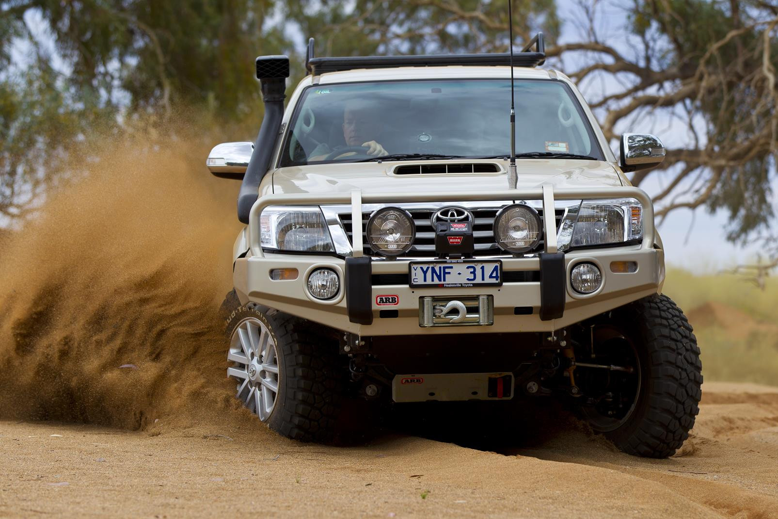 W/BAR HILUX 11ON FLARES AF20 – Image 4