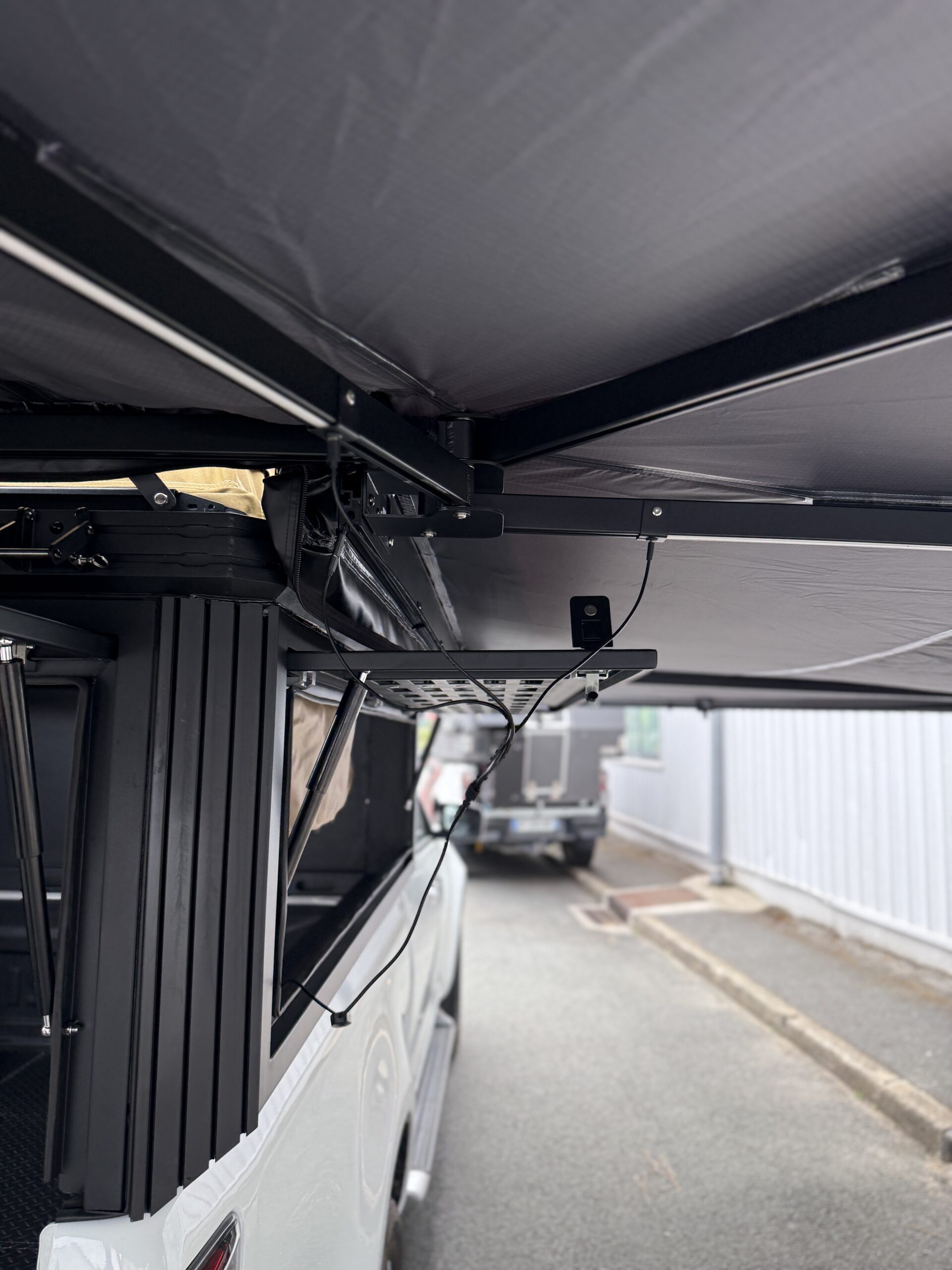 Hardtop aluminium Traveller avec toit relevable – Image 9