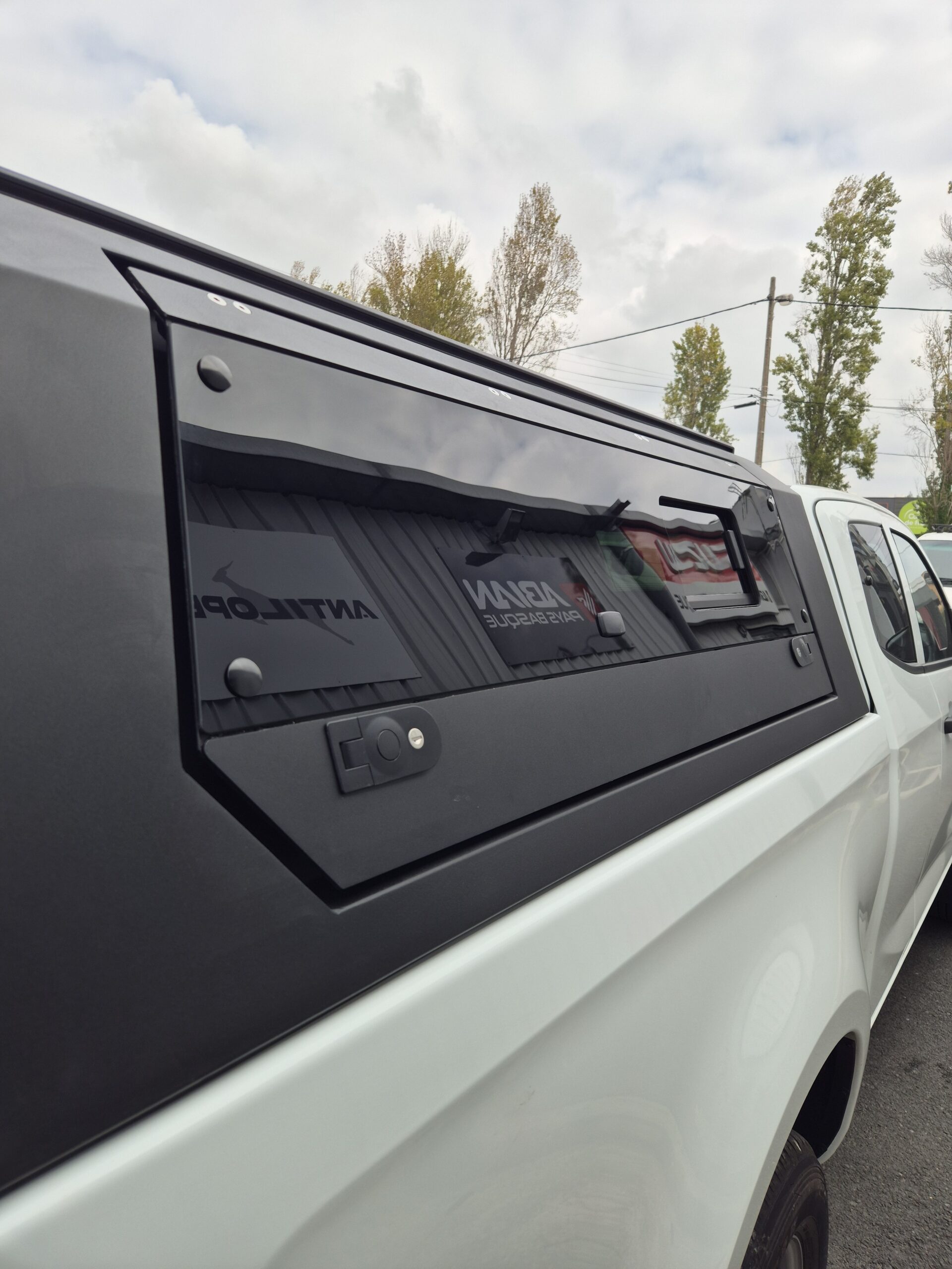 Hardtop vitré aluminium noir CW Isuzu D-Max Space Cab 2020+ – Image 8