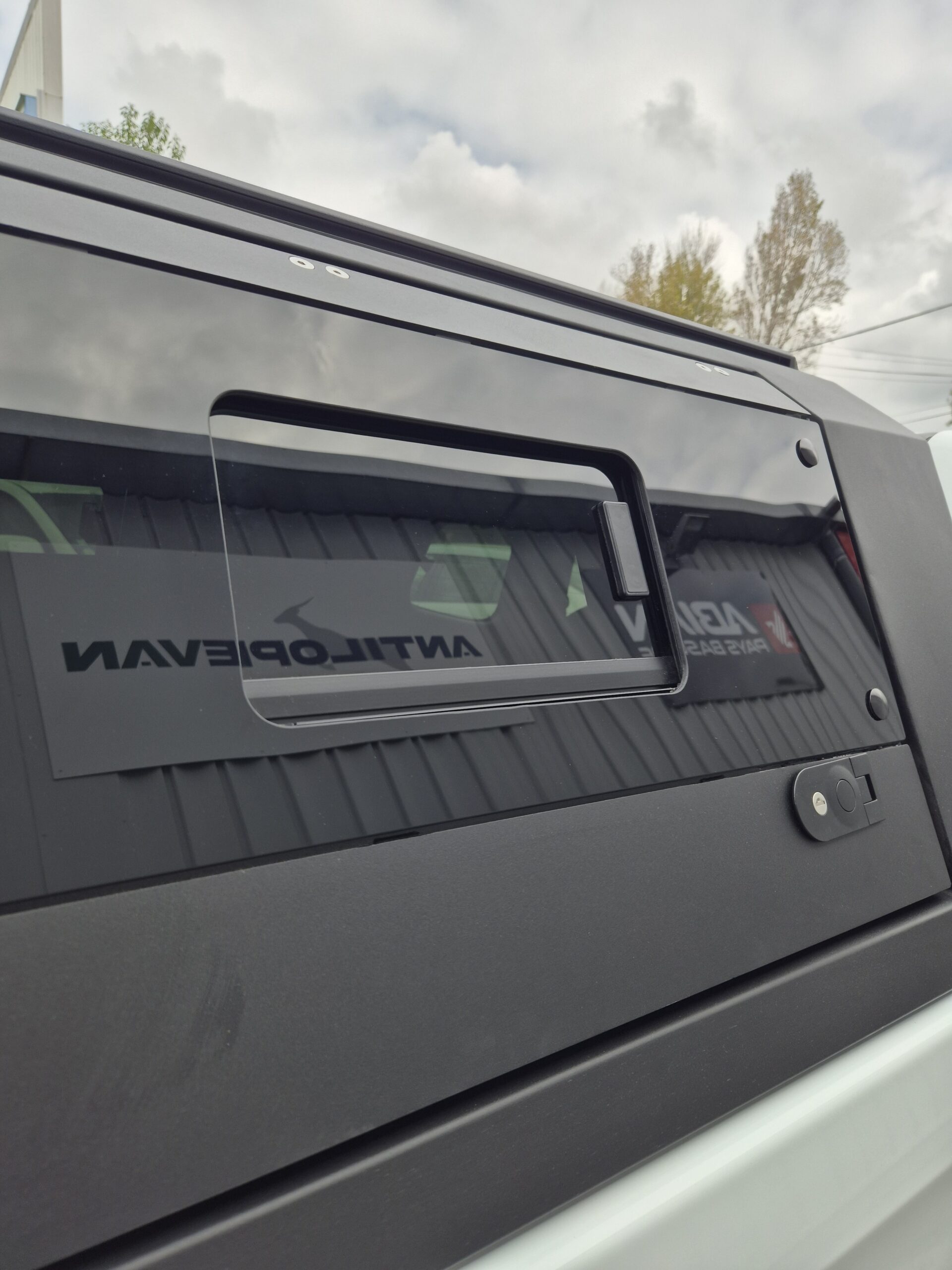 Hardtop vitré aluminium noir CW Isuzu D-Max Space Cab 2020+ – Image 9