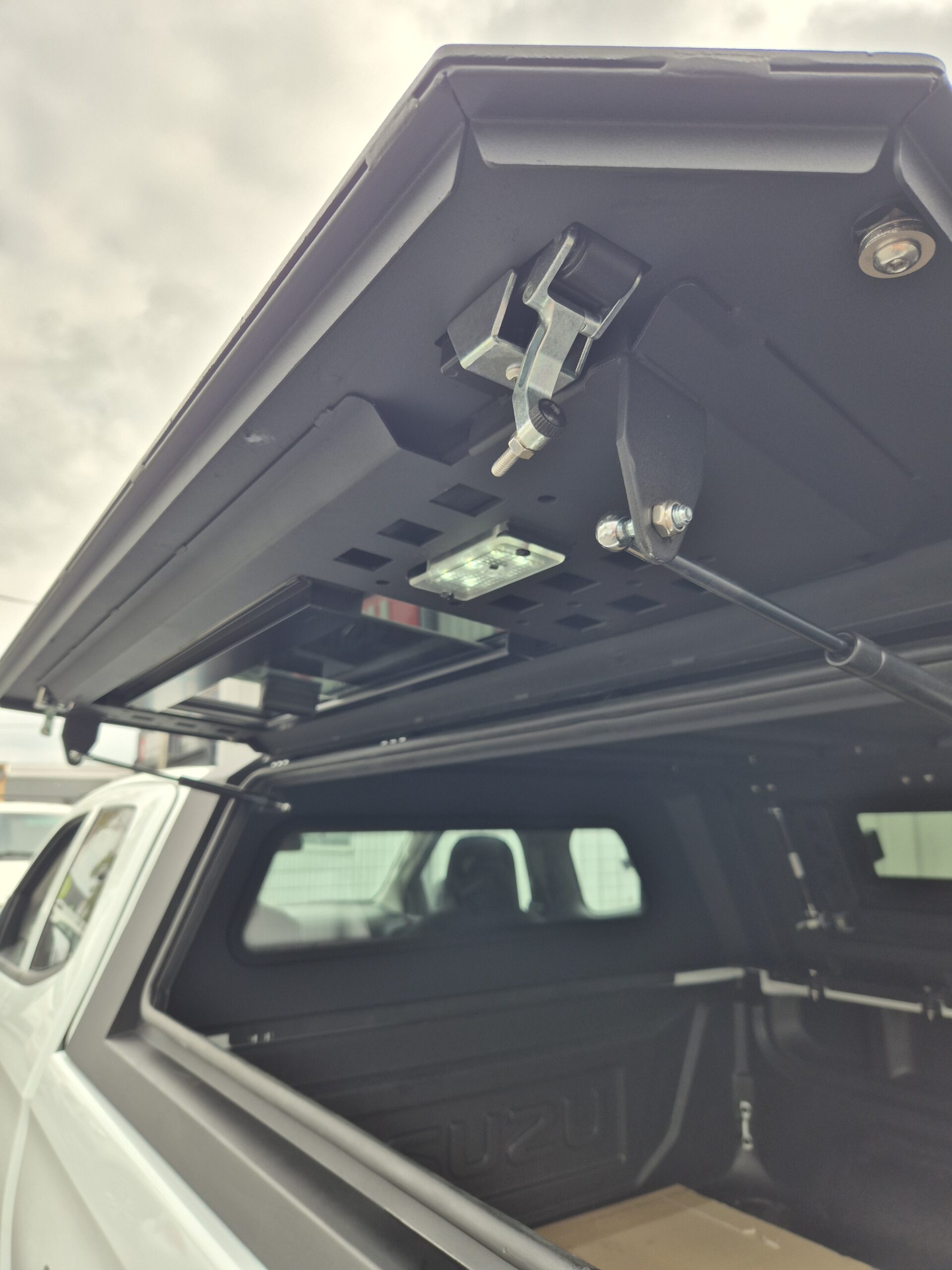 Hardtop vitré aluminium noir CW Isuzu D-Max Space Cab 2020+ – Image 22