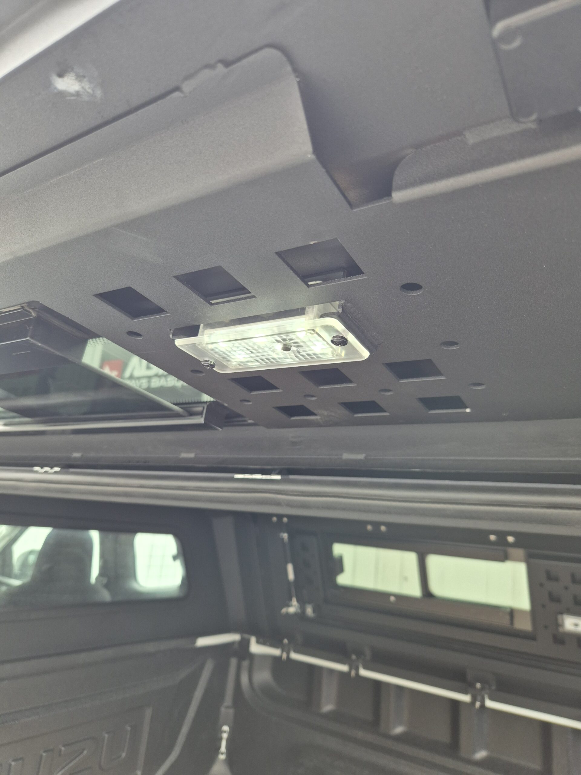 Hardtop vitré aluminium noir CW Isuzu D-Max Space Cab 2020+ – Image 21