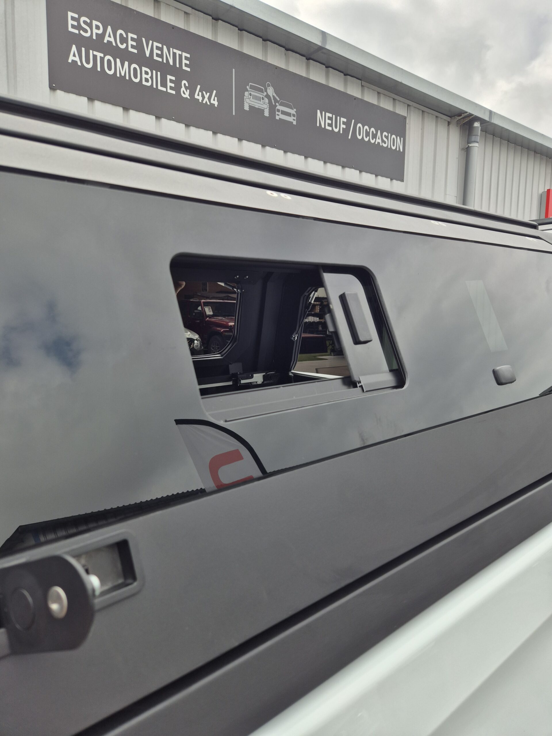 Hardtop vitré aluminium noir CW Isuzu D-Max Space Cab 2020+ – Image 20