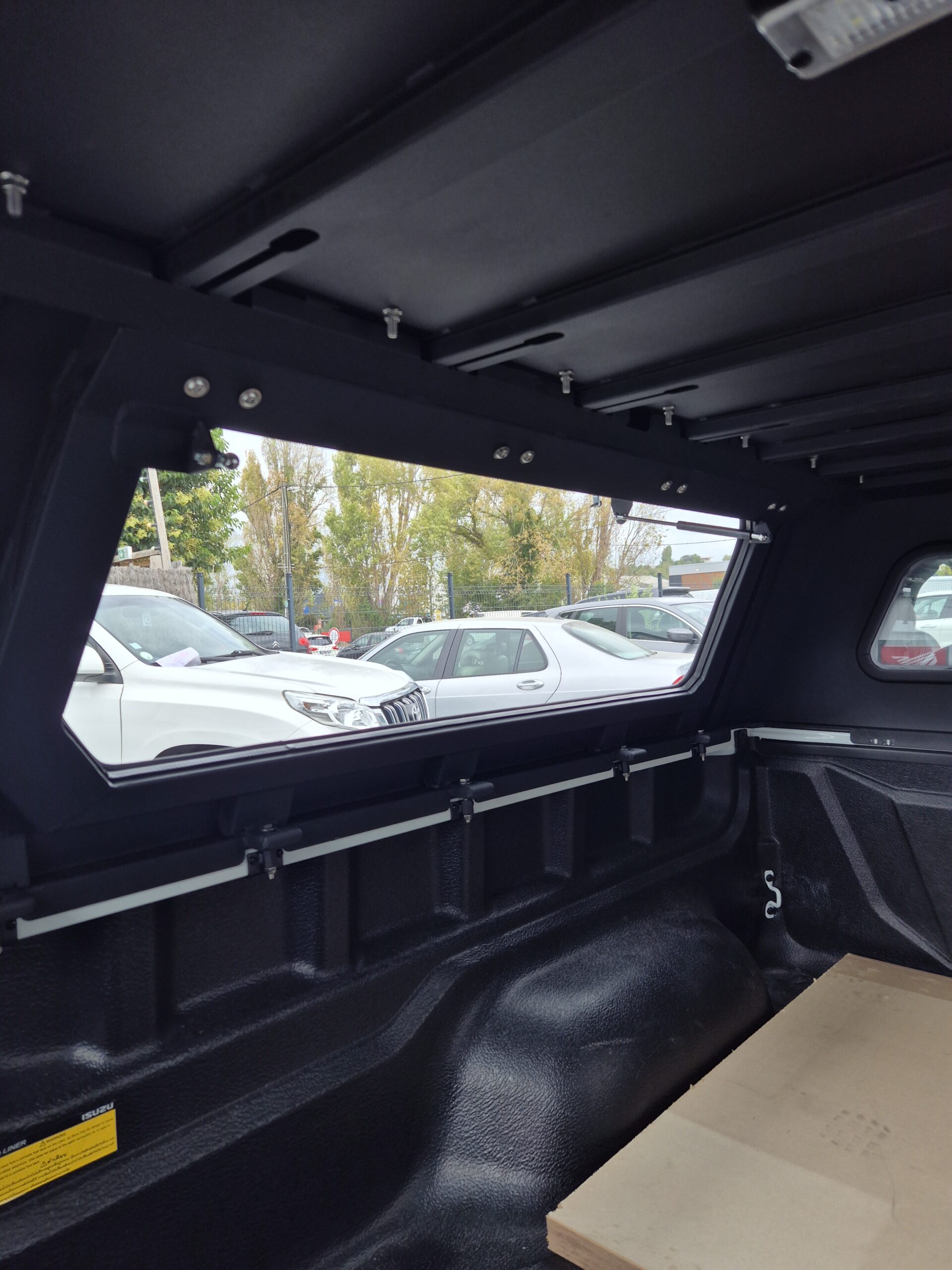 Hardtop vitré aluminium noir CW Isuzu D-Max Space Cab 2020+ – Image 19