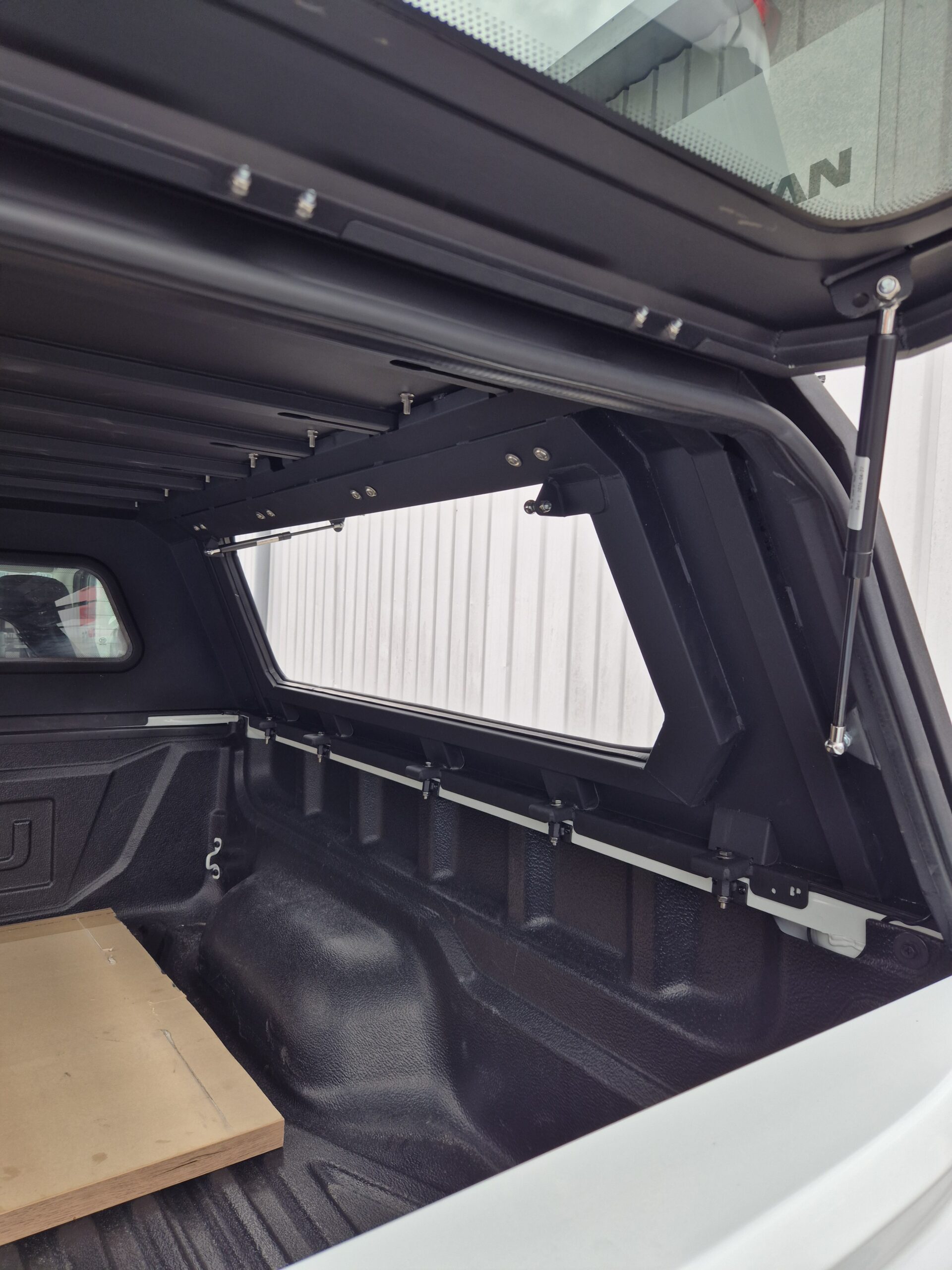 Hardtop vitré aluminium noir CW Isuzu D-Max Space Cab 2020+ – Image 18