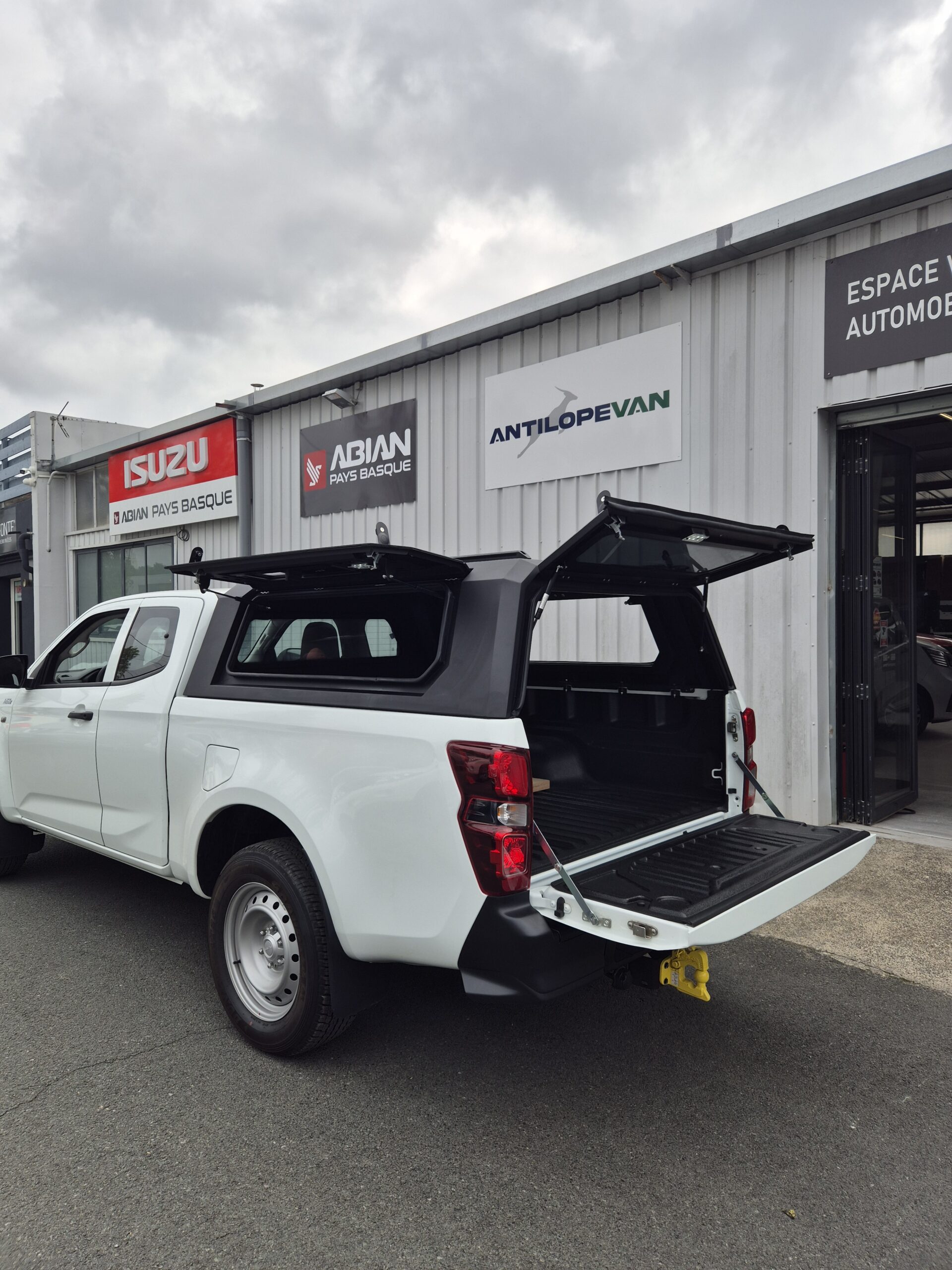Hardtop vitré aluminium noir CW Isuzu D-Max Space Cab 2020+ – Image 12