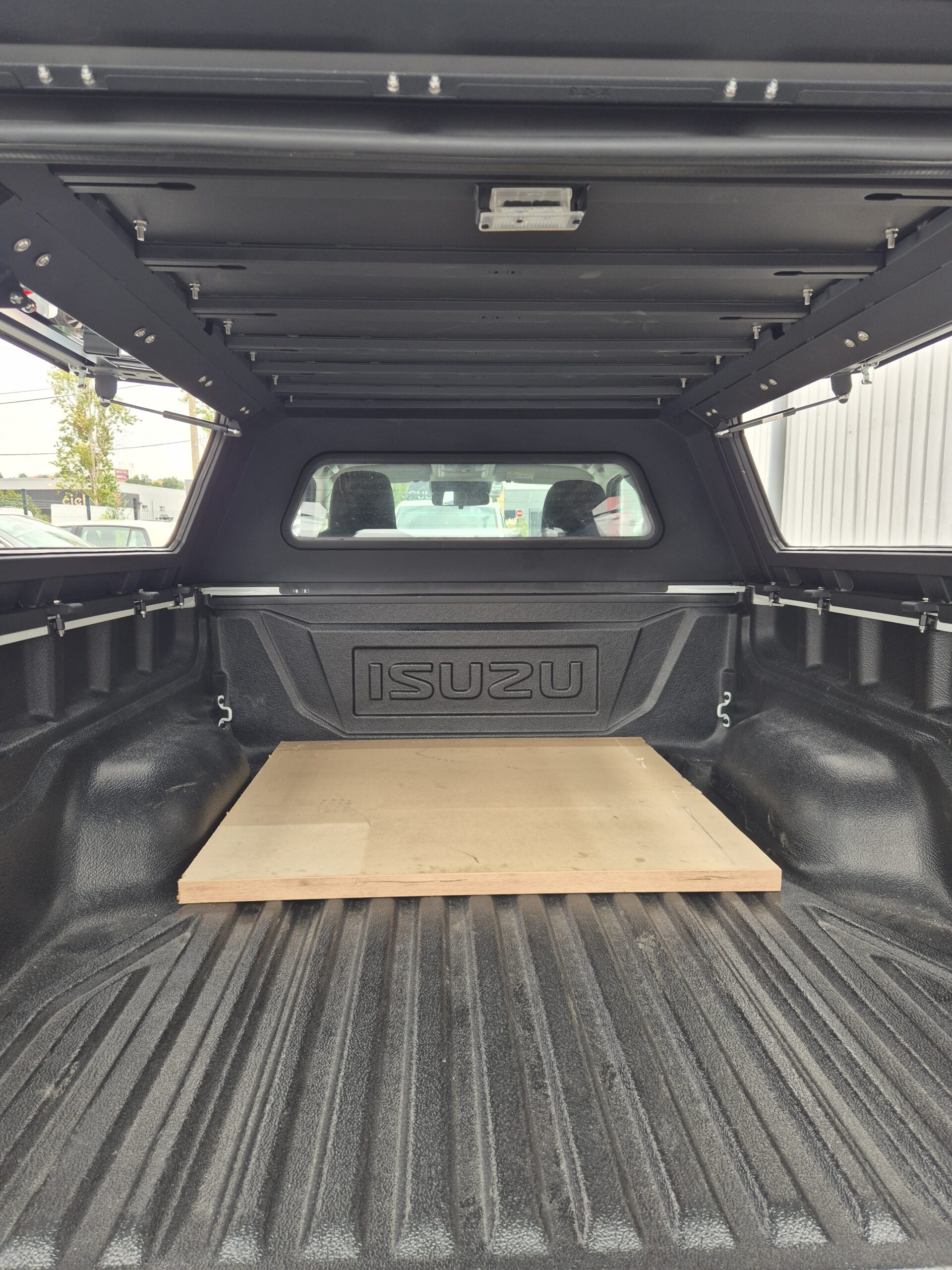 Hardtop vitré aluminium noir CW Isuzu D-Max Space Cab 2020+ – Image 16